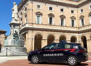 Macerata -  Vende una Ferrari “rossa” ma era nata grigia: denunciato per truffa